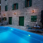 Lazini Dvori - Two Bedroom Stone House With Private Pool * Staševica