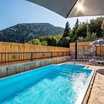 Lazini Dvori - Two Bedroom Stone House With Private Pool ヴィラ *