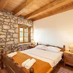 Lazini Dvori - Two Bedroom Stone House With Private Pool וילה Stasevica
