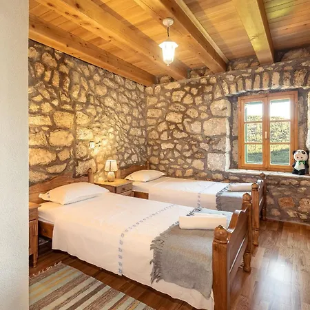 Villa Lazini Dvori - Two Bedroom Stone House With Private Pool Stasevica