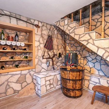 Lazini Dvori - Two Bedroom Stone House With Private Pool *