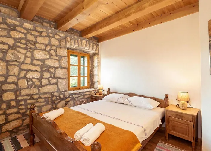 Lazini Dvori - Two Bedroom Stone House With Private Pool Villa Stasevica