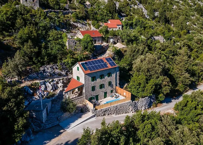 Villa Lazini Dvori - Two Bedroom Stone House With Private Pool