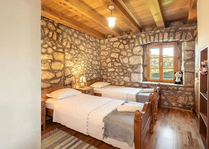 Villa Lazini Dvori - Two Bedroom Stone House With Private Pool Stasevica