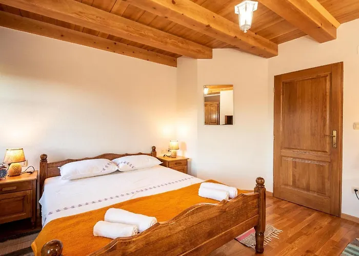 Villa Lazini Dvori - Two Bedroom Stone House With Private Pool Stasevica